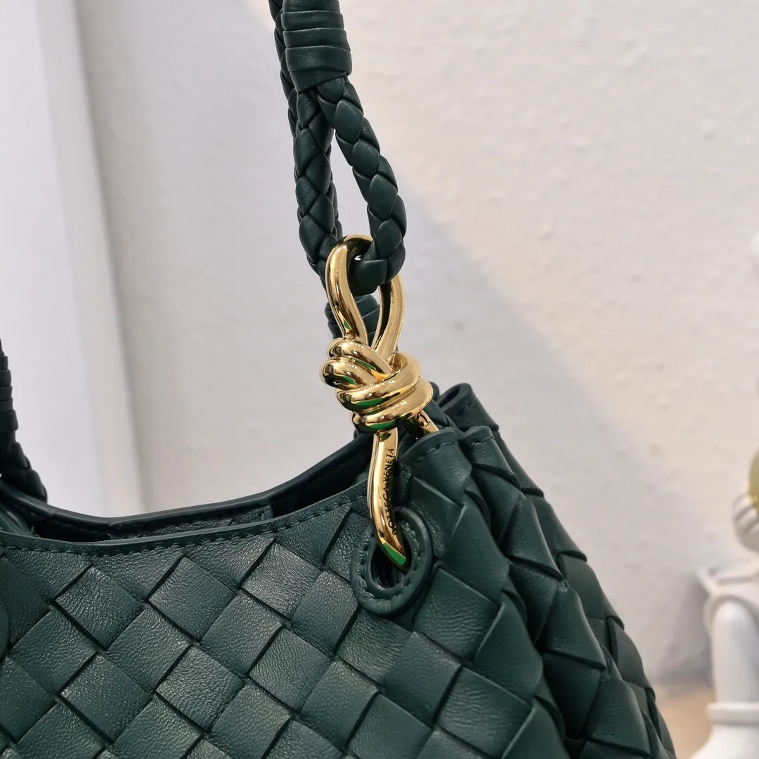 Batch 1760 BV home is new! Andiamo combines Bottega Veneta archives parachute handbags to inherit retro elements and integrate modern trends. The same style as Shu Qi's Beijing Night. It is a continuation of the classic bag. It has three functions: hand carry, shoulder and cross-body. It is embellished with metal brass knot buckles. The capacity of the small one is amazing. It can easily hold sunglasses in a box/small bottle of water/powder powder/charger and other daily necessities when going out. The upper body is versatile. Style number: 6569 Size: 21*17*16.5cm